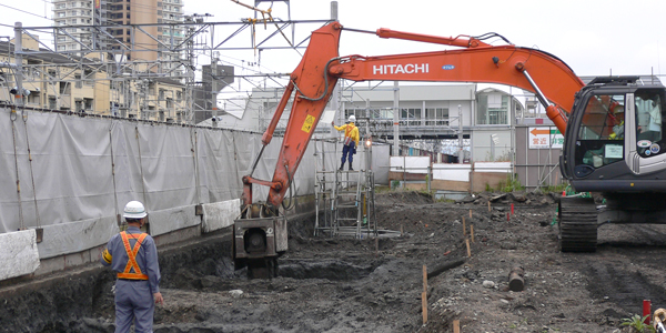 営業近接工事での地盤改良中